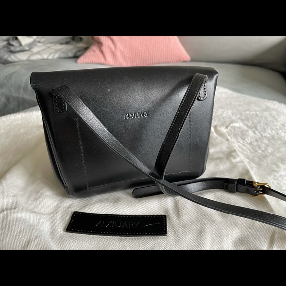Leather crossbody bag - Picture 2 of 7